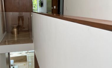 CASA EN VENTA, EN SENDEROS MAYAKOBA, CON ACABADOS DE LUJO, 3 REC Y AMPLIO JARDIN CON ALBERCA