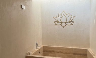 CASA EN VENTA, EN SENDEROS MAYAKOBA, CON ACABADOS DE LUJO, 3 REC Y AMPLIO JARDIN CON ALBERCA