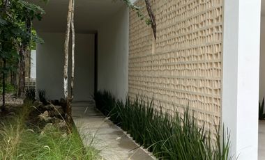 CASA EN VENTA, EN SENDEROS MAYAKOBA, CON ACABADOS DE LUJO, 3 REC Y AMPLIO JARDIN CON ALBERCA