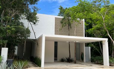CASA EN VENTA, EN SENDEROS MAYAKOBA, CON ACABADOS DE LUJO, 3 REC Y AMPLIO JARDIN CON ALBERCA