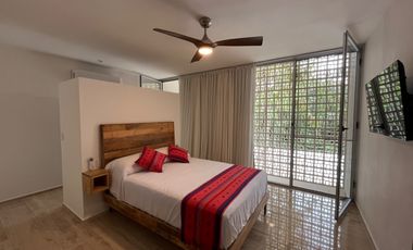 CASA EN VENTA, EN SENDEROS MAYAKOBA, CON ACABADOS DE LUJO, 3 REC Y AMPLIO JARDIN CON ALBERCA