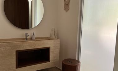 CASA EN VENTA, EN SENDEROS MAYAKOBA, CON ACABADOS DE LUJO, 3 REC Y AMPLIO JARDIN CON ALBERCA