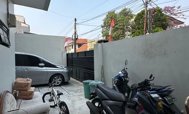 Rumah modern siap huni di komplek duren sawit Jakarta timur