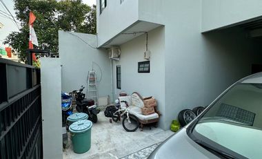 Rumah modern siap huni di komplek duren sawit Jakarta timur