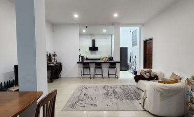 Rumah modern siap huni di komplek duren sawit Jakarta timur