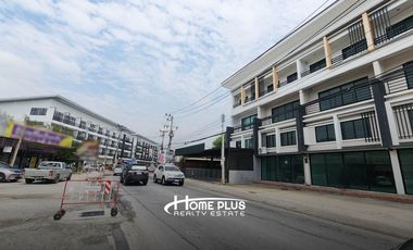 ทาวน์โฮม 3 ชั้นครึ่ง ถนนลำลูกกาคลอง3 ใกล้โรงพยาบาลสินแพทย์