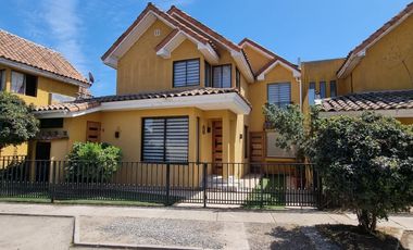 Hermosa casa en condominio cerrado 5 Dormitorios - ARRIENDO