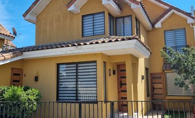 Hermosa casa en condominio cerrado 5 Dormitorios - ARRIENDO