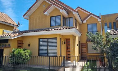 Hermosa casa en condominio cerrado 5 Dormitorios - ARRIENDO
