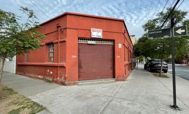Gran casa esquina de uso comercial y/o habitacional