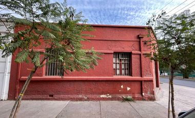 Gran casa esquina de uso comercial y/o habitacional