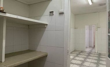 Gran casa esquina de uso comercial y/o habitacional