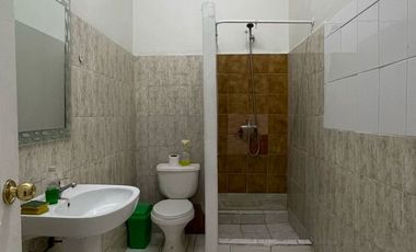 Gran casa esquina de uso comercial y/o habitacional