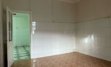 Gran casa esquina de uso comercial y/o habitacional