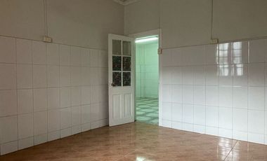 Gran casa esquina de uso comercial y/o habitacional