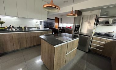 Venta Dpto. de lujo con vista panorámica al Golf Los Inkas – Terraza, cava y 3 dorms. con baño propio