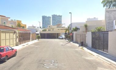 Casa en Venta. Fraccionamiento las Américas 2, Mérida, Yucatán. Remate Hipotecario.