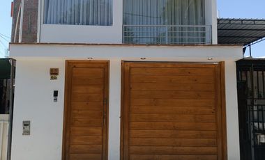 Alquiler de Casa Amoblada de 2 Pisos en Sol de Ica IV Etapa – Frente a Parque