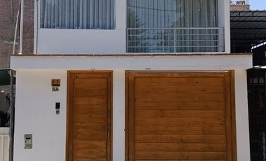 Alquiler de Casa Amoblada de 2 Pisos en Sol de Ica IV Etapa – Frente a Parque