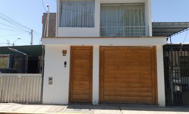 Alquiler de Casa Amoblada de 2 Pisos en Sol de Ica IV Etapa – Frente a Parque
