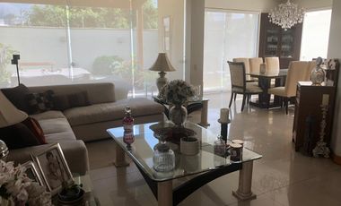 Venta excelente casa en Las Lagunas con 4 a 5 Dormitorios y Suite Privada con Acceso Independiente, Terraza, Piscina y BBQ