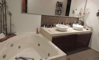 Venta excelente casa en Las Lagunas con 4 a 5 Dormitorios y Suite Privada con Acceso Independiente, Terraza, Piscina y BBQ