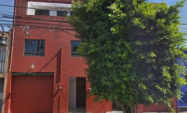 REMATO EXCELENTE CASA, EN LA COL. DEL CARMEN COYOACÁN