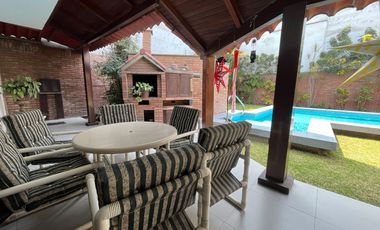 Venta Exclusiva: Casa en Excelente Ubicación de Surco, Ideal para Proyecto Inmobiliario o Vivir – Con Piscina, Terraza y BBQ
