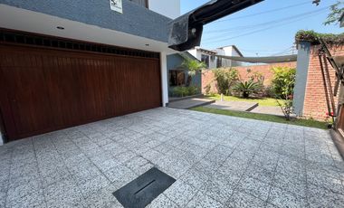 Venta Exclusiva: Casa en Excelente Ubicación de Surco, Ideal para Proyecto Inmobiliario o Vivir – Con Piscina, Terraza y BBQ