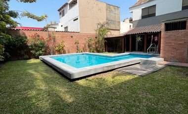 Venta Exclusiva: Casa en Excelente Ubicación de Surco, Ideal para Proyecto Inmobiliario o Vivir – Con Piscina, Terraza y BBQ