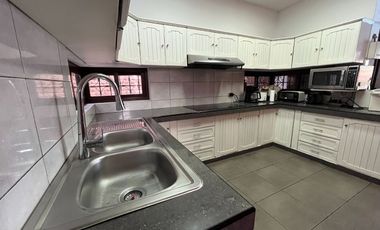 Venta Exclusiva: Casa en Excelente Ubicación de Surco, Ideal para Proyecto Inmobiliario o Vivir – Con Piscina, Terraza y BBQ