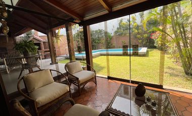 Venta Exclusiva: Casa en Excelente Ubicación de Surco, Ideal para Proyecto Inmobiliario o Vivir – Con Piscina, Terraza y BBQ