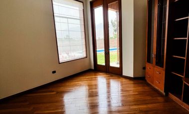 Venta Excepcional en La Planicie, La Molina – Casa de 2500m² con Piscina, Cava y Potencial para Nuevo Proyecto