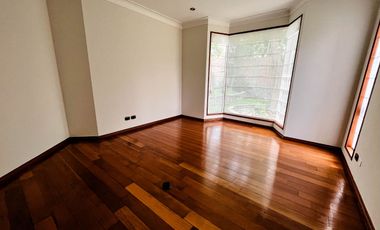 Venta Excepcional en La Planicie, La Molina – Casa de 2500m² con Piscina, Cava y Potencial para Nuevo Proyecto