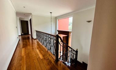 Venta Excepcional en La Planicie, La Molina – Casa de 2500m² con Piscina, Cava y Potencial para Nuevo Proyecto