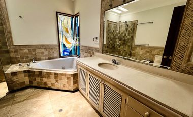 Venta Excepcional en La Planicie, La Molina – Casa de 2500m² con Piscina, Cava y Potencial para Nuevo Proyecto