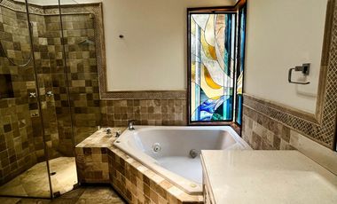 Venta Excepcional en La Planicie, La Molina – Casa de 2500m² con Piscina, Cava y Potencial para Nuevo Proyecto