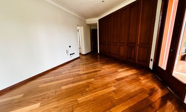 Venta Excepcional en La Planicie, La Molina – Casa de 2500m² con Piscina, Cava y Potencial para Nuevo Proyecto