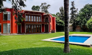 Venta Excepcional en La Planicie, La Molina – Casa de 2500m² con Piscina, Cava y Potencial para Nuevo Proyecto