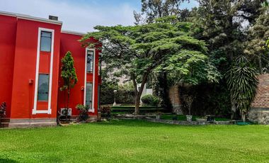 Venta Excepcional en La Planicie, La Molina – Casa de 2500m² con Piscina, Cava y Potencial para Nuevo Proyecto