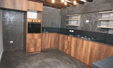 Espacio y Estilo: Hermosa Casa Rústica Moderna en Alquiler