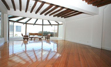 Espacio y Estilo: Hermosa Casa Rústica Moderna en Alquiler