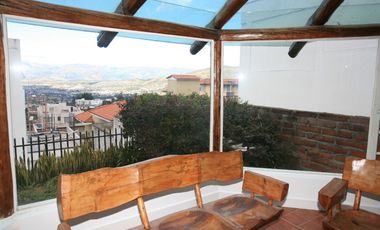 Espacio y Estilo: Hermosa Casa Rústica Moderna en Alquiler