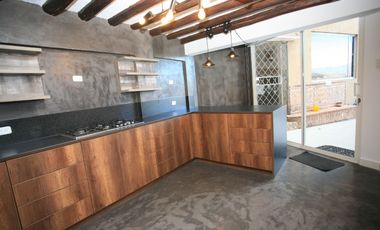 Espacio y Estilo: Hermosa Casa Rústica Moderna en Alquiler