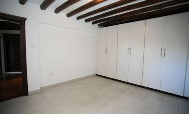 Espacio y Estilo: Hermosa Casa Rústica Moderna en Alquiler
