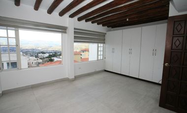 Espacio y Estilo: Hermosa Casa Rústica Moderna en Alquiler