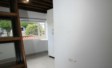 Espacio y Estilo: Hermosa Casa Rústica Moderna en Alquiler