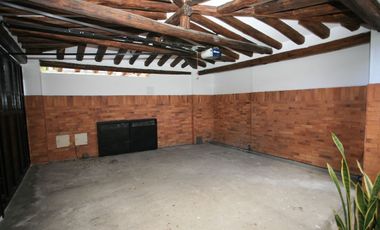 Espacio y Estilo: Hermosa Casa Rústica Moderna en Alquiler