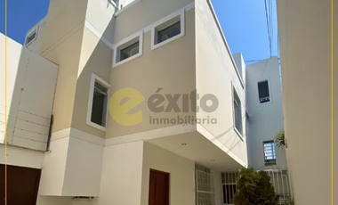 VENDO CASA DE TRES PISOS EN LA URB. LOS GERANIOS, PIURA