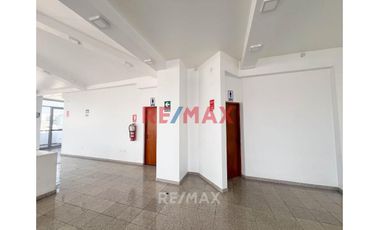 MODERNO EDIFICIO COMERCIAL DE 3440m2 - Surco, Limite con Miraflores